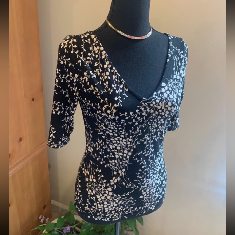 🌹VINTAGE The Limited • Black and Cream Patterned V Neck Blouse • Stretchy!